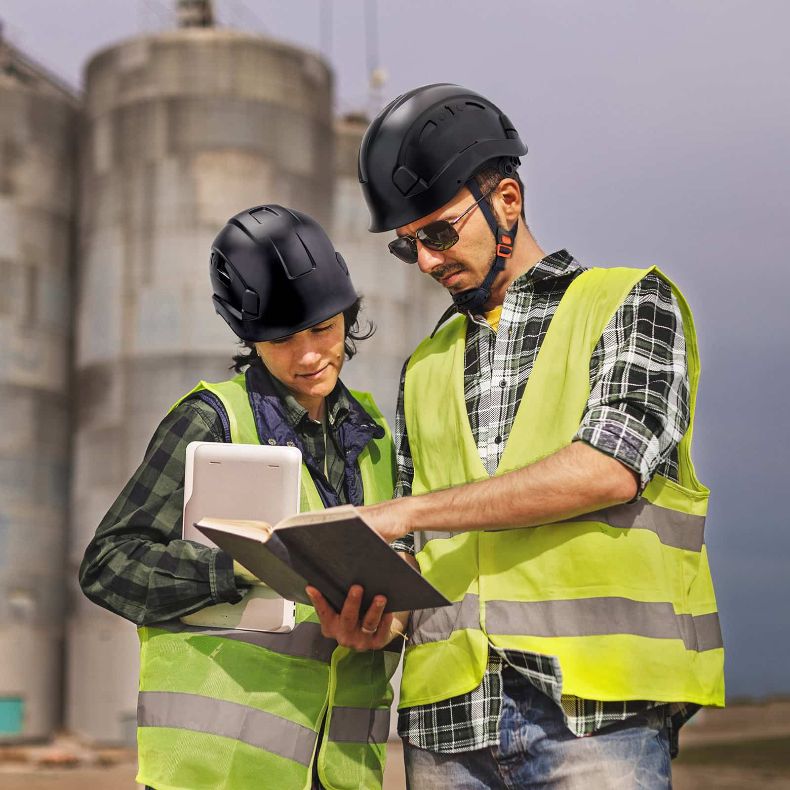KAYGO KG601 Safety Helmet with Adjustable Fit, Chin Strap, and Vented ABS Shell for Construction and Industrial Use