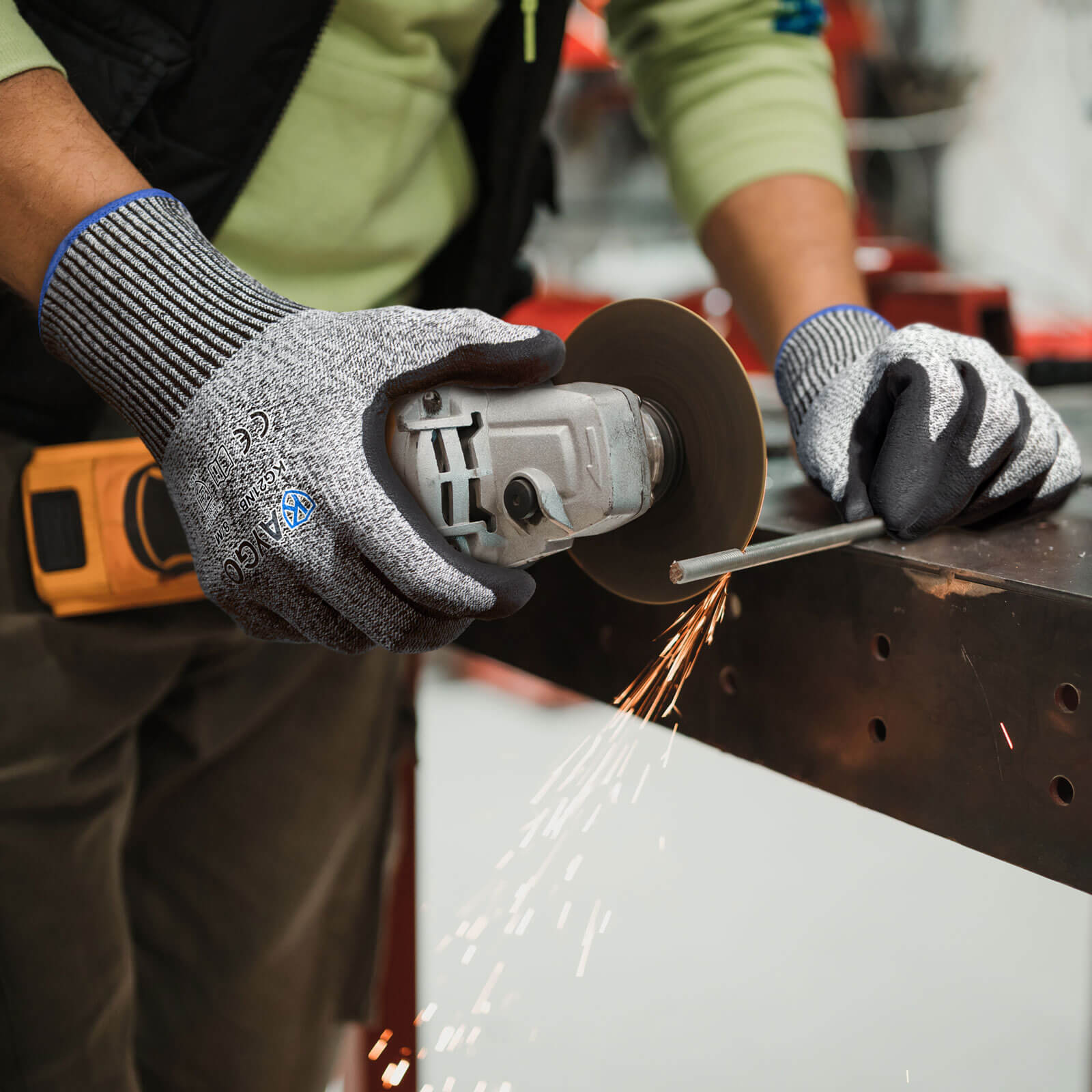 A3 Cut Resistant HPPE Work Gloves with Microfoam Nitrile Coated on Palm and Fingers